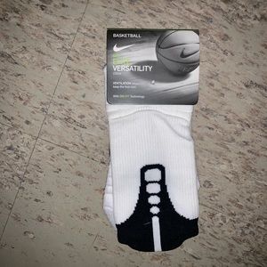 NWT  ELITE BASKETBALL BLACK AND WHITE NIKE SOCKS